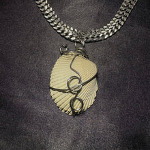 Load image into Gallery viewer, shell shocked necklace.