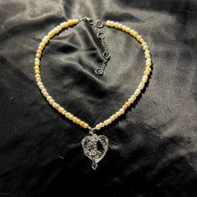 Load image into Gallery viewer, crystal heart pearl necklace.
