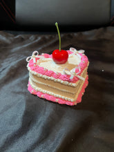 Load image into Gallery viewer, strawberry cream cake storage.
