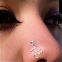Load image into Gallery viewer, Wavy Nosepin
