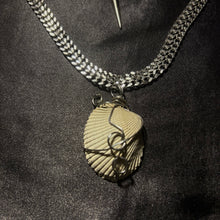 Load image into Gallery viewer, shell shocked necklace.
