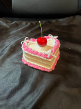 Load image into Gallery viewer, strawberry cream cake storage.
