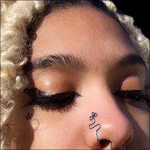 Load image into Gallery viewer, Clover Nosepin
