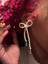 Load image into Gallery viewer, pearl stud earrings.
